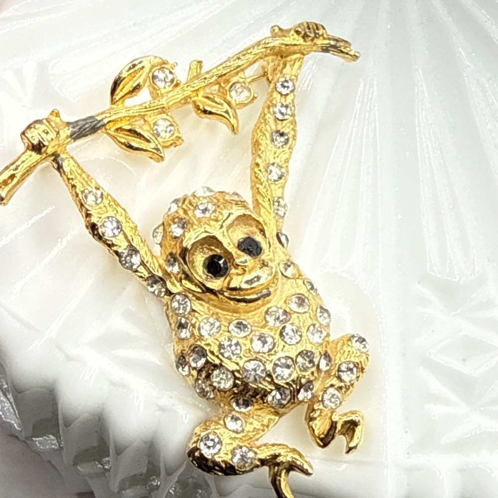 Vtg Brooch PLAYFUL SWINGING MONKEY WHIMSICAL FIGURAL ART DECO REVIVAL BLACK EYES - Picture 15 of 16